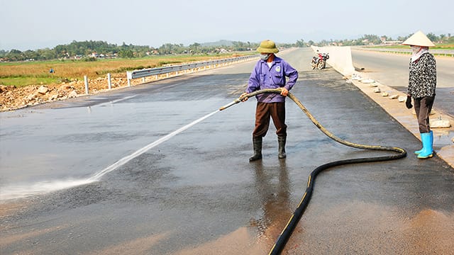 Dọn dẹp bề mặt trước khi thi công vạch kẻ đường