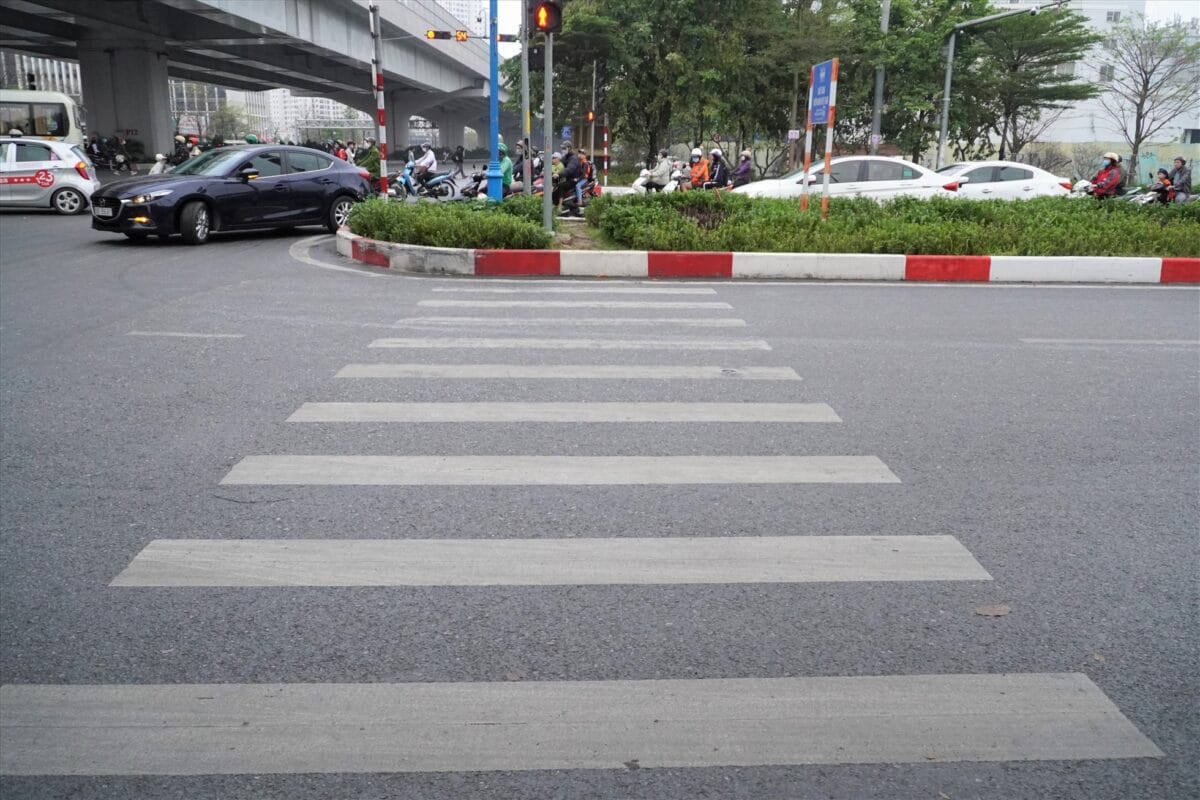 Vạch kẻ đường cho người đi bộ tạo an tòan cho người tham giá giao thông