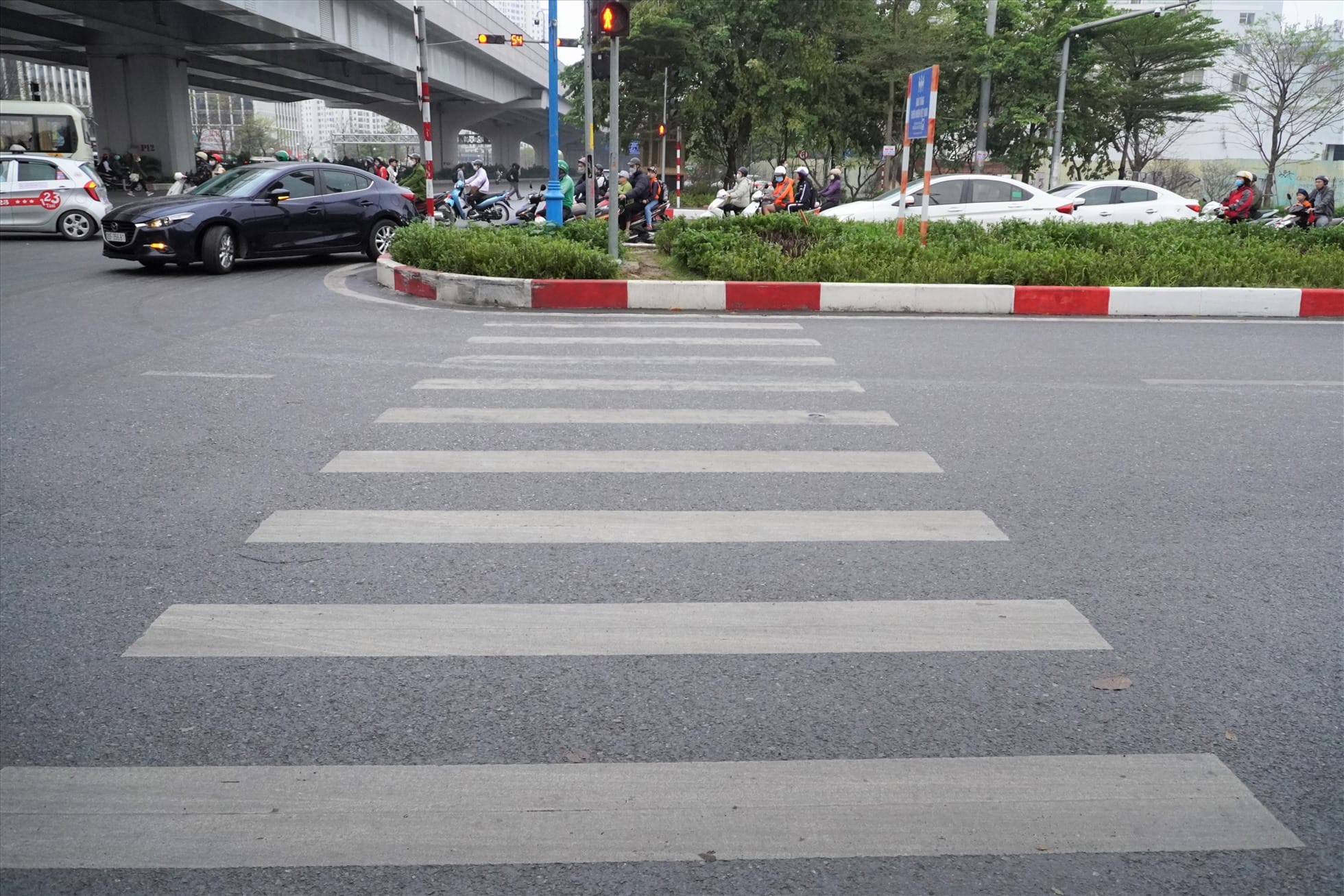 Vạch kẻ đường cho người đi bộ tạo an tòa cho người tham giá giao thông Vạch kẻ đường cho người đi bộ tạo an tòa cho người tham giá giao thông