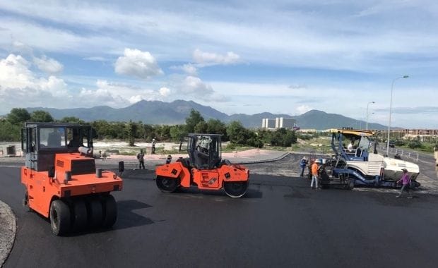 Đội ngũ thi công trải thảm của Anh Minh chuyên nghiệp từ máy móc đền nhân công Đội ngũ thi công trải thảm của Anh Minh chuyên nghiệp từ máy móc đền nhân công