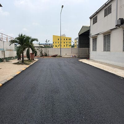 Hình ảnh thi công trải thảm nhựa bên trong khu công nghiệp