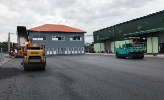 Trải thảm bê tông nhựa nóng tại trường thi bằng Trải thảm bê tông nhựa nóng tại trường thi bằng