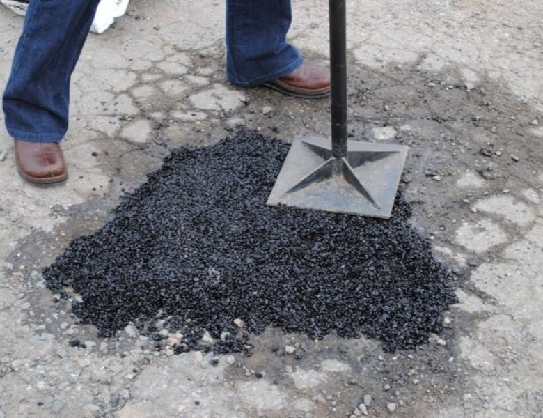 Thi công thảm bê tông nhựa nguội để vá ổ gà nhanh gọn