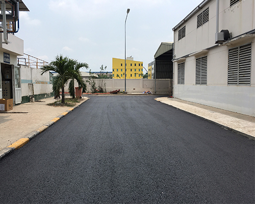 Hình ảnh thi công trải thảm nhựa bên trong khu công nghiệp