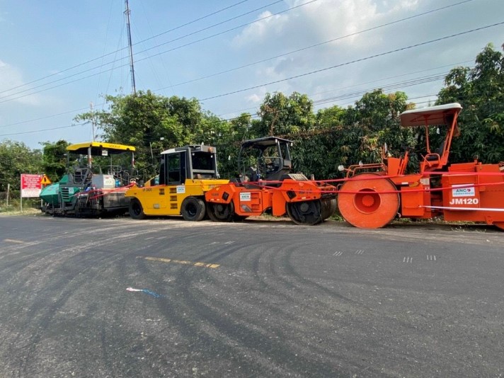 Đơn vị thi công trải thảm nhựa nóng, an toàn với mọi người Đơn vị thi công trải thảm nhựa nóng, an toàn với mọi người