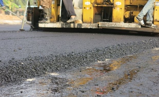 Hình ảnh thi công trải thảm nhựa nóng - Mai Anh