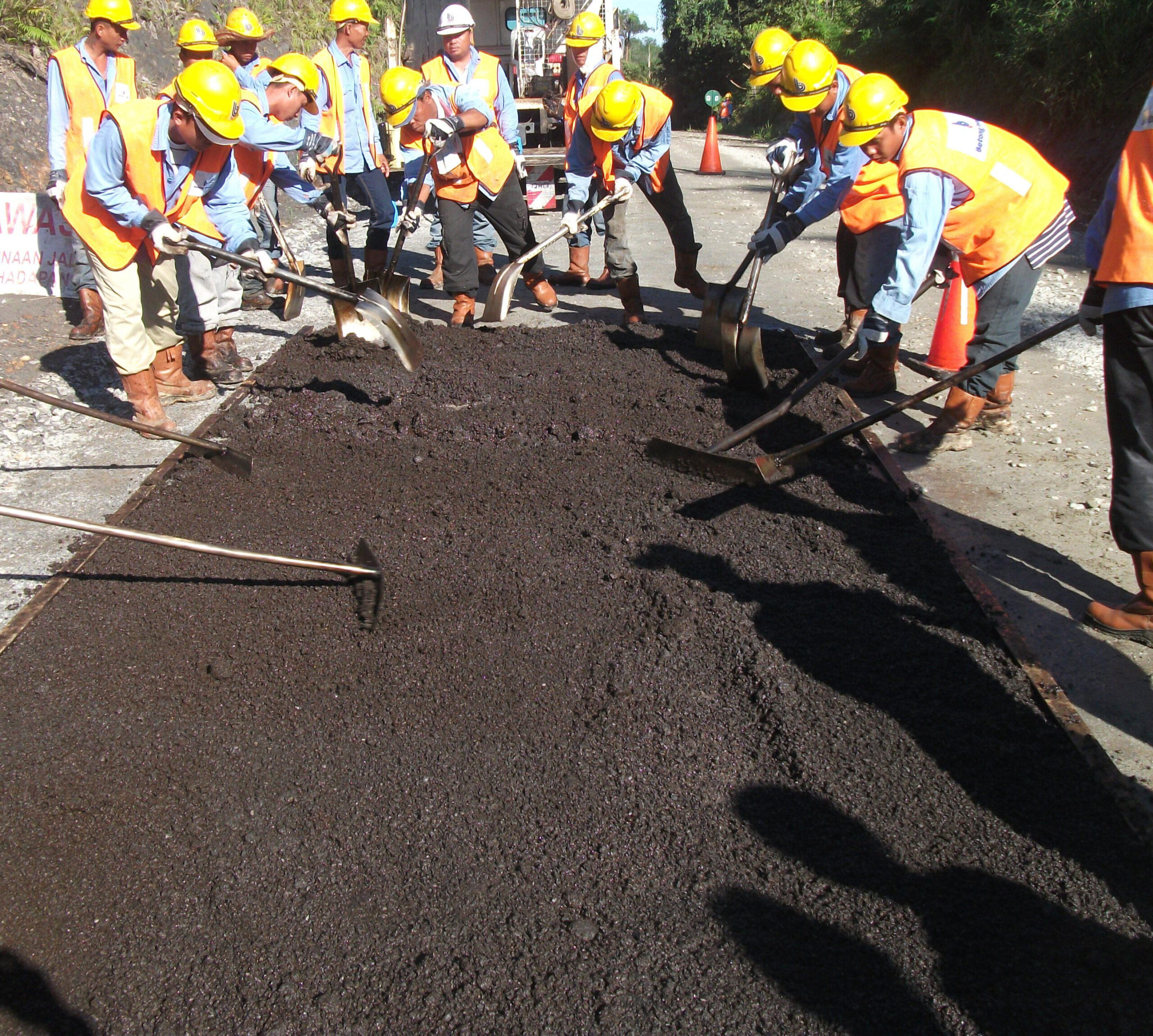 Thảm nhựa nguội nhanh chóng - thuận tiện - giá cả hợp lí Rải thảm nhựa nguội Carboncor Asphalt tại công trình