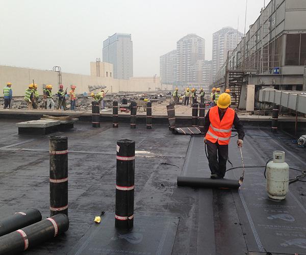 Thi Công Bitum Chống Thấm Mái Bê Tông Thực Tế Thi Công Bitum Chống Thấm Mái Bê Tông Thực Tế
